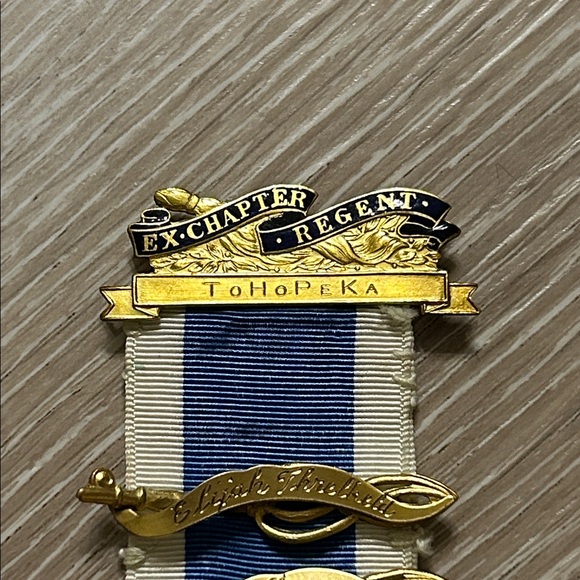 Vintage Daughters Of The American Revolution Ribbon GF Medals/Pins - Picture 2 of 8